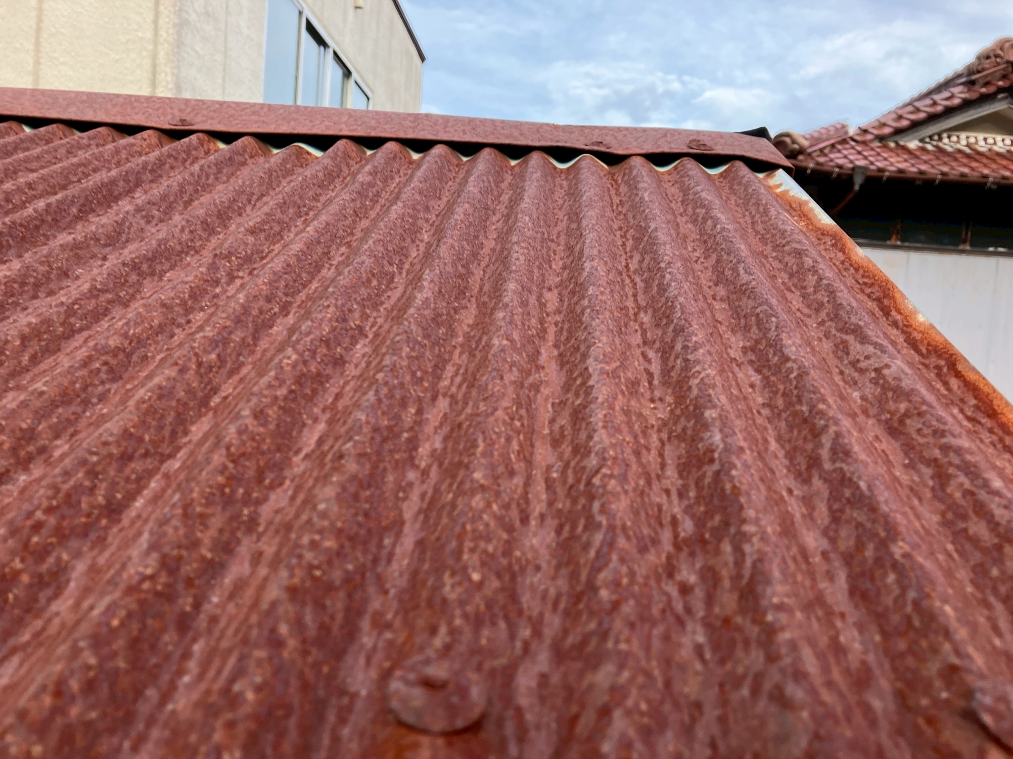 全体が真っ赤に錆びたトタン屋根